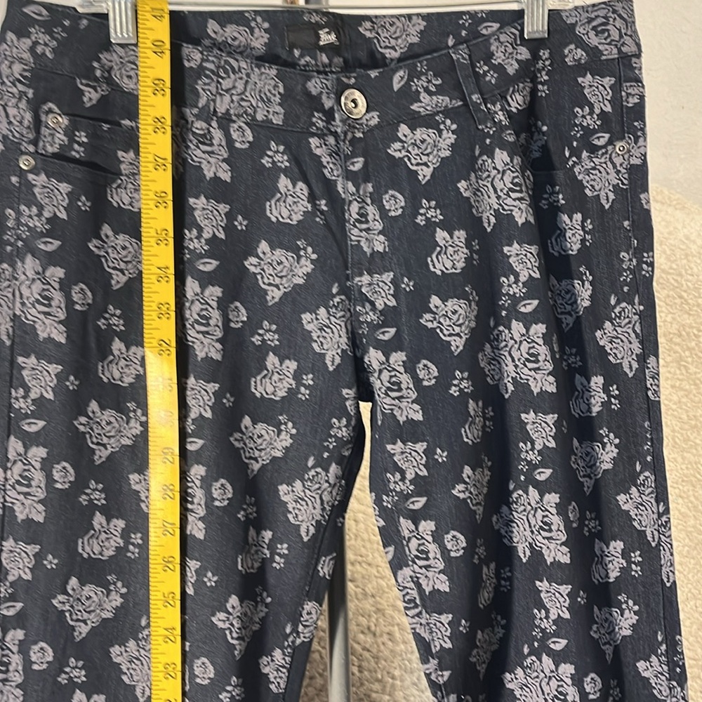 FAVE Women’s Roses 🌹 Pattern Jeans - Picture 4 of 8
